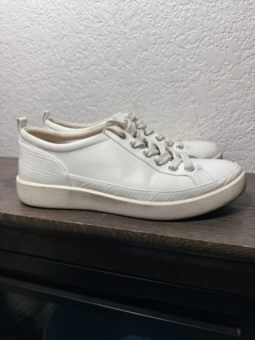 Vionic Winny Women's Sneakers White Leather Croc Embossed Low Top Size 6.5 Shoes - Picture 2 of 7
